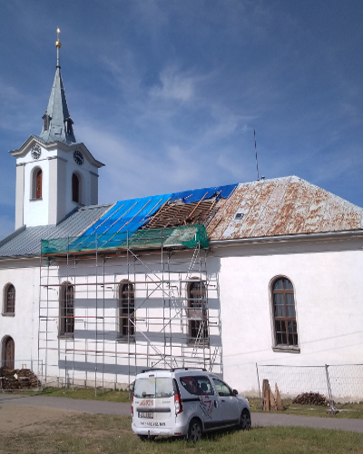 Pohled na opravy kostela z východu 2023